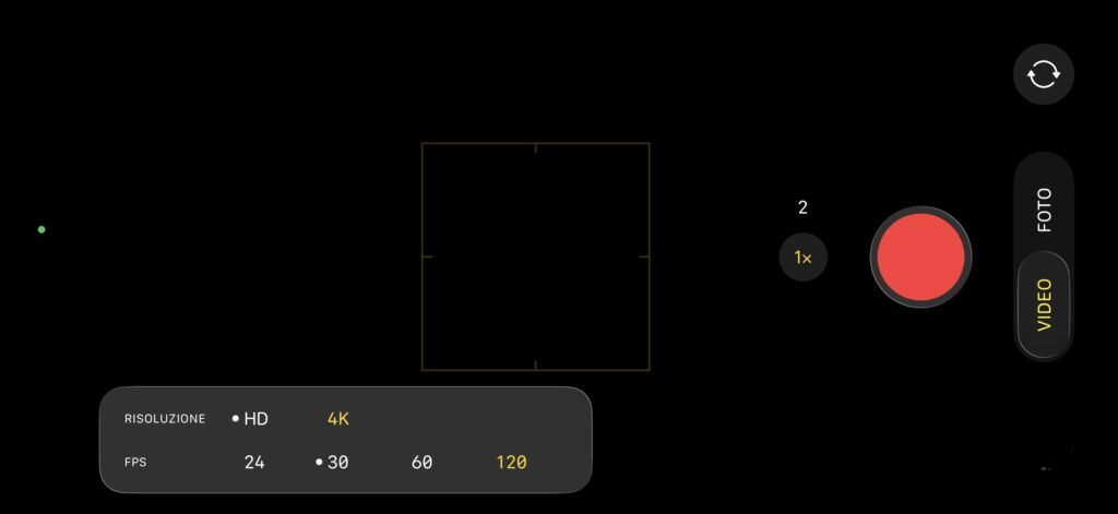 Schermata della fotocamera di uno smartphone con impostazioni video che mostrano la scelta del frame rate (24, 30, 60 e 120 fps) e della risoluzione HD e 4K per registrare video.