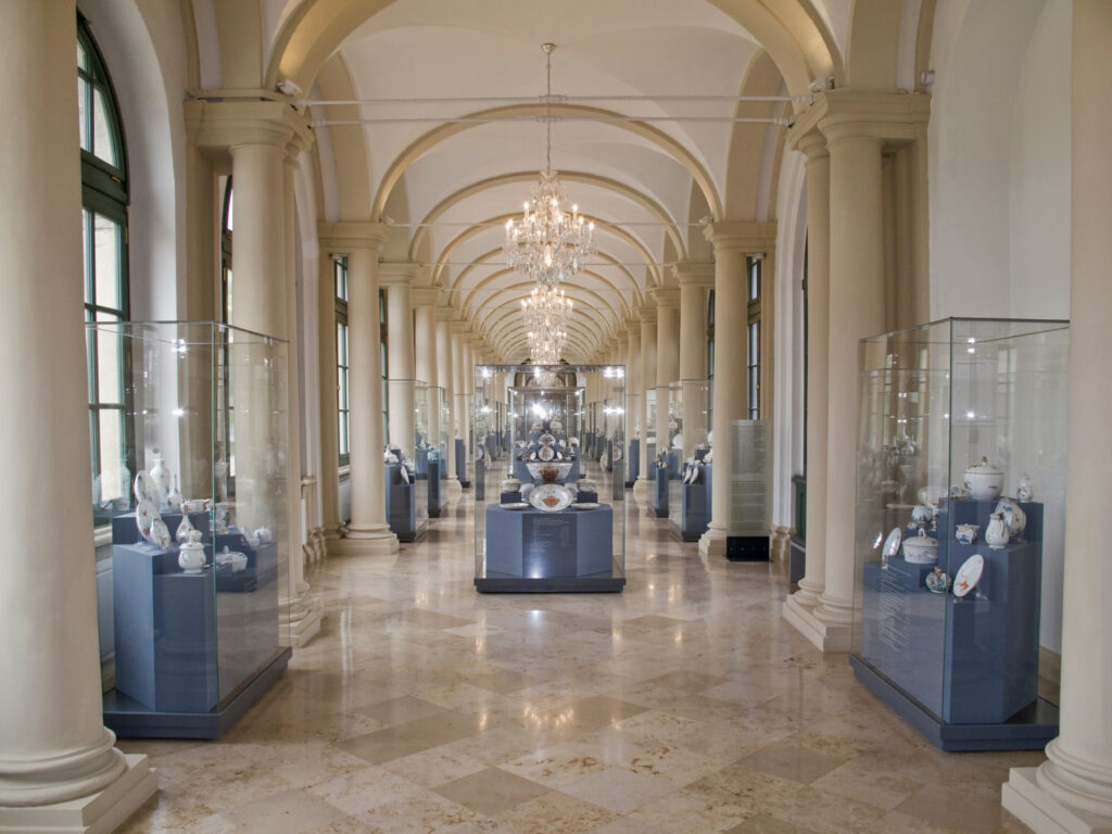 Parte della collezione di porcellane di Augusto in un museo